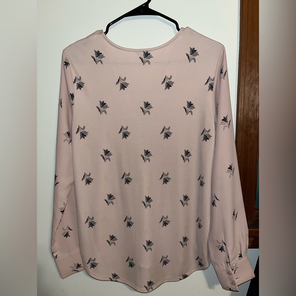 Ann Taylor blouse only worn twice. It’s a size small but also fits medium - Picture 2 of 2